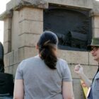Guia mostra obras de Fritz Alt para participantes do Percurso Cultural