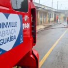 Servidores da Prefeitura de Joinville limpando rua em Guaíba
