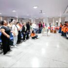 Público assiste a apresentação de crianças