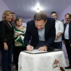 Prefeito Adriano assina a Ordem de serviço