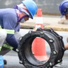 Homens trabalham em tubulação