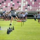 Atleta participa de prova de corrida com obstáculos
