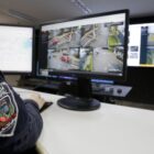 Agente da Guarda Municipal monitora câmeras de segurança