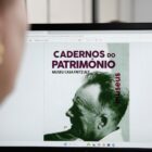 Mulher olha na tela do computador publicação sobre Fritz Alt