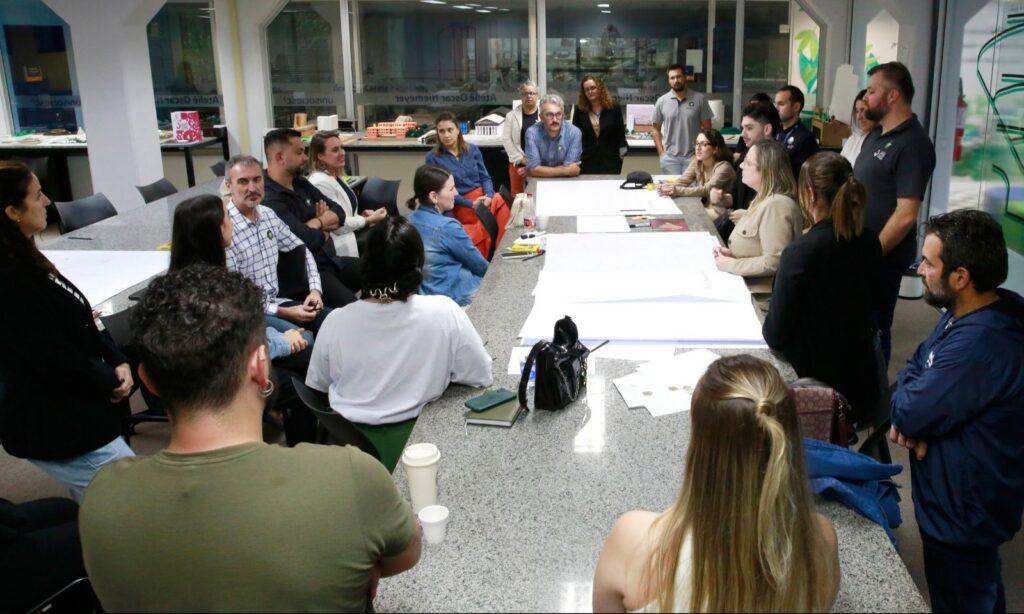 Voluntários das áreas de eventos, artes e arquitetura se reúnem para planejar ações do Natal de Joinville 2024