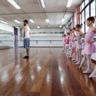 Bailarinas em sala de aula
