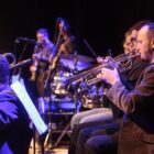 Músicos se apresentam no palco