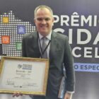 Secretário Ricardo Mafra segurando certificado