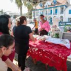 Pessoas compram alimentos de feirantes