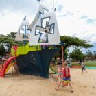 Crianças brincando em praça revitalizada de Joinville