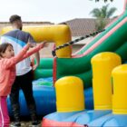 Crianças brincam em brinquedos infláveis