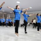 Meninas pulam durante coreografia