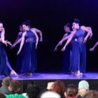 Mulheres participam de apresentação de dança