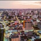 Imagem aérea de Joinville mostrando casas e prédios