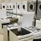 Fogões e máquinas de lavar expostos