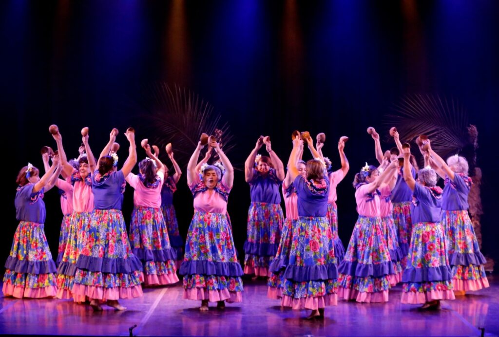 Grupo da Secretaria de Esportes apresenta coreografia durante o Festival de Dança de Joinville
