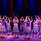 Senhoras apresentam coreografia no palco
