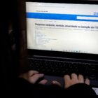 Pessoa acessa a página de Autosserviço no computador