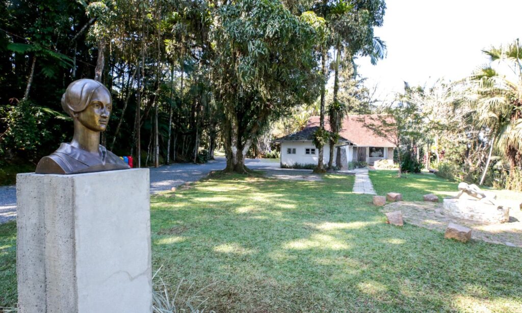 Busto original de Dona Francisca é instalado no Museu Casa Fritz Alt