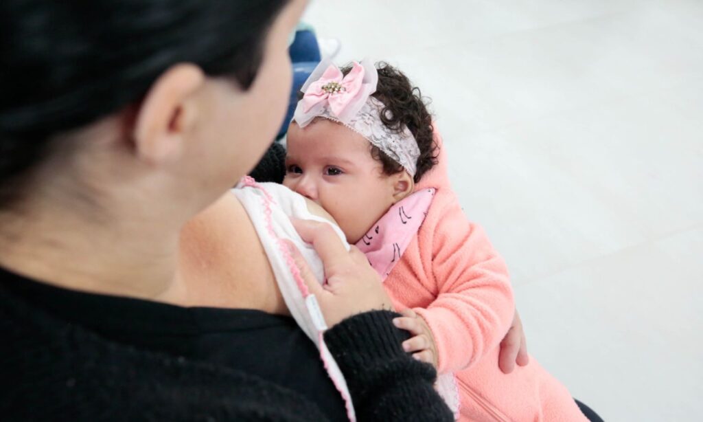 Agosto Dourado é aberto com atividade especial para mães e profissionais da saúde em Joinville