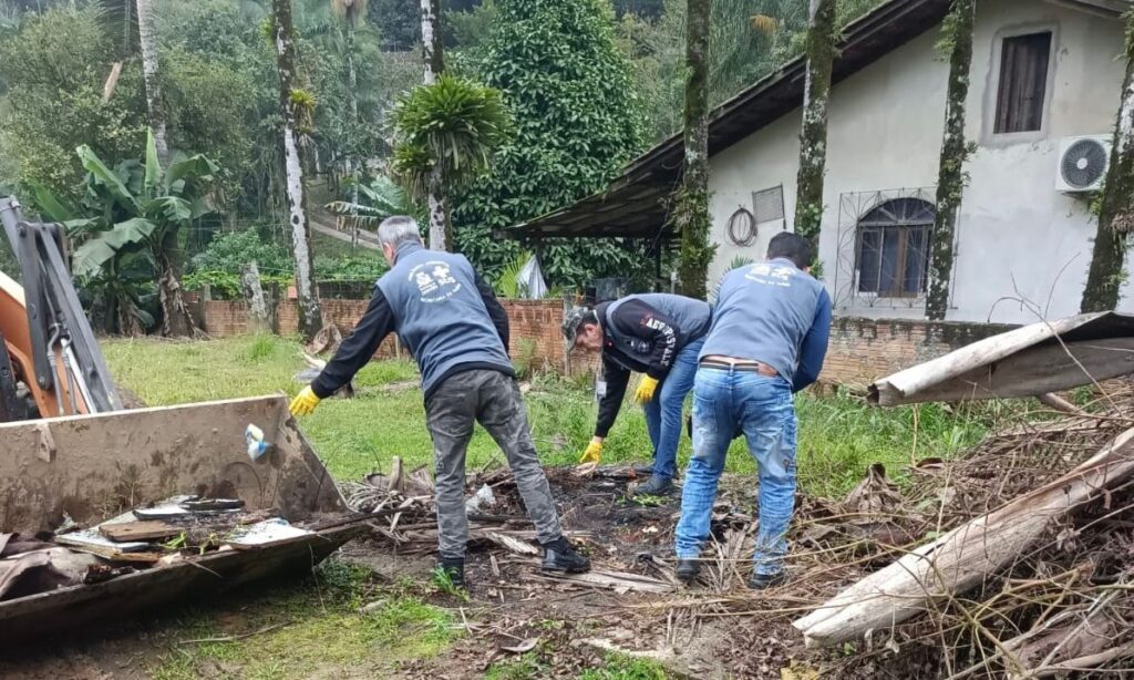 Mutirão para eliminar possíveis criadouros do Aedes Aegypti é realizado no Itinga, em Joinville