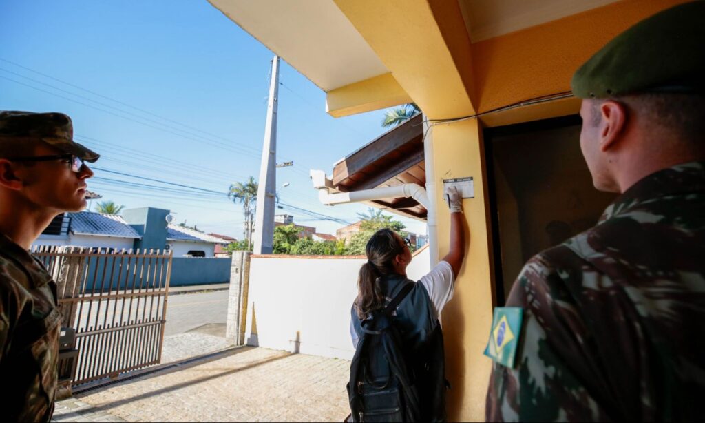 Saúde de Joinville faz mutirão contra a dengue no bairro Itinga