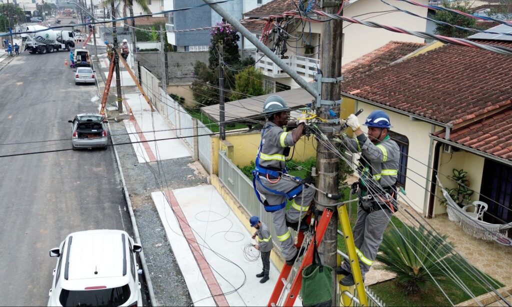 Mutirão para remover fiação sem uso é realizado na rua Nacar