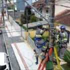 Técnicos removem fiação de poste