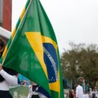 Estudante desfila com a bandeira do Brasil