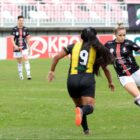 Duas jogadoras disputam bola