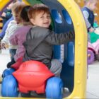 Crianças brincam em centro de educação infantil
