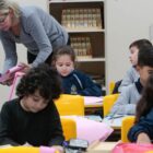 Professora com alunos em sala de aula