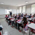 Professora e alunos em sala de aula
