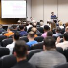 Alunos ouvem palestra em auditório