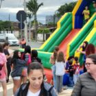 Crianças brincam em brinquedos infláveis