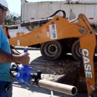 Técnicos da Águas de Joinville instalam equipamento