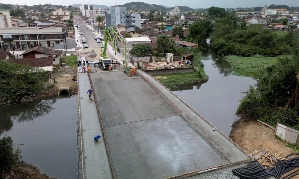 Prefeitura de Joinville finaliza concretagem da Ponte Nacar