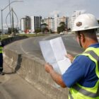 Técnica circula em via olhando planilha