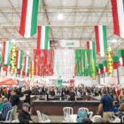 Pavilhão de festas decorado com bandeiras da Itália