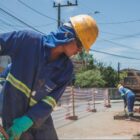 Técnico da Águas de Joinville trabalha em rua