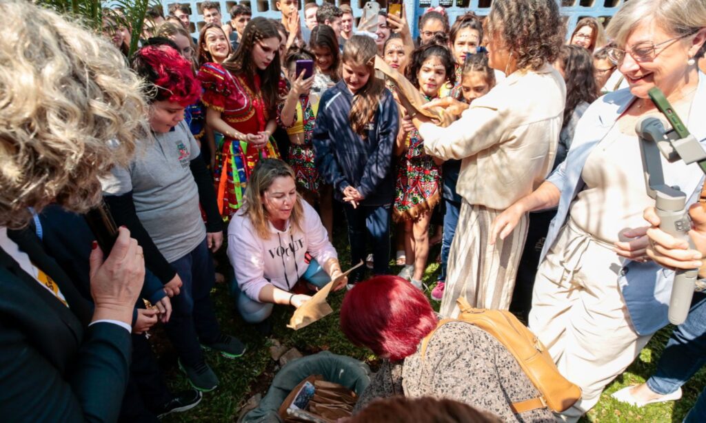 Abertura de cápsula do tempo causa emoção e reencontros na Escola Municipal Pedro Ivo Campos