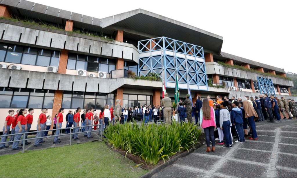 Hasteamento das bandeiras marca abertura da Semana da Pátria em Joinville