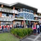 Alunos e forças de segurança em frente à Prefeitura durante Hasteamento