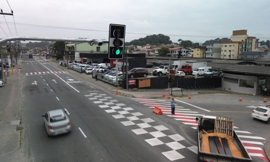Semáforos inteligentes começam a ser instalados em Joinville