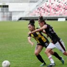 Jogadoras disputam bola