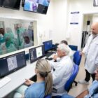 Médicos e técnicos monitoram o angiógrafo