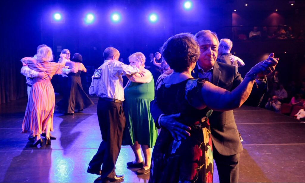 Concurso de dança dos Jogos de Integração da 3ª idade lota Teatro Juarez Machado