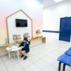 Criança desenha em área nova área de espera