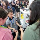 Aluno mostra trabalho em estande da Secretaria de Educação