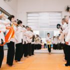 Praticantes de artes marciais no tablado